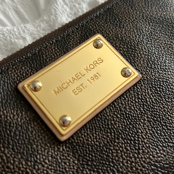 Michael Kors Signature Set Travel Continental Wallet - Picture 4 of 4